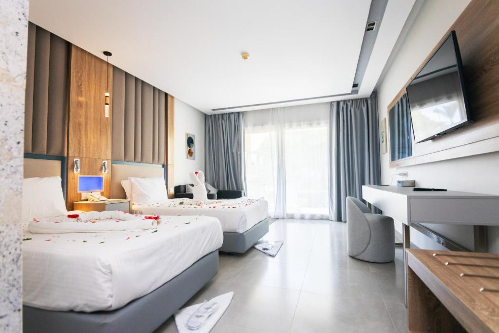 Titanic Beach - Families and Couples only - 13