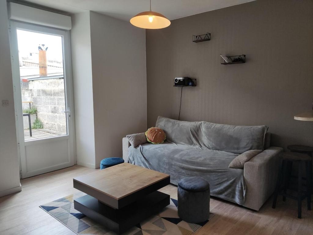 Posezení v ubytování Terrasse plein ciel, 10 minutes gares et centre-ville, parking