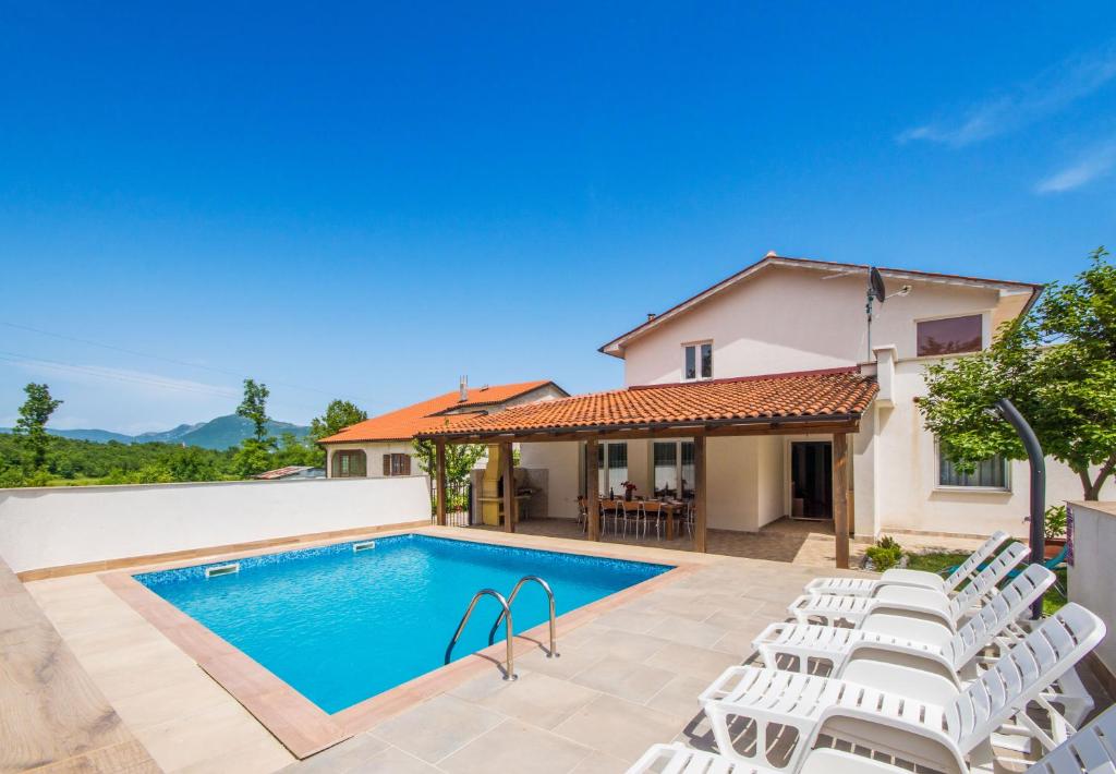 Πισίνα στο ή κοντά στο Villa Ripenda, a private Istrian haven with a pool