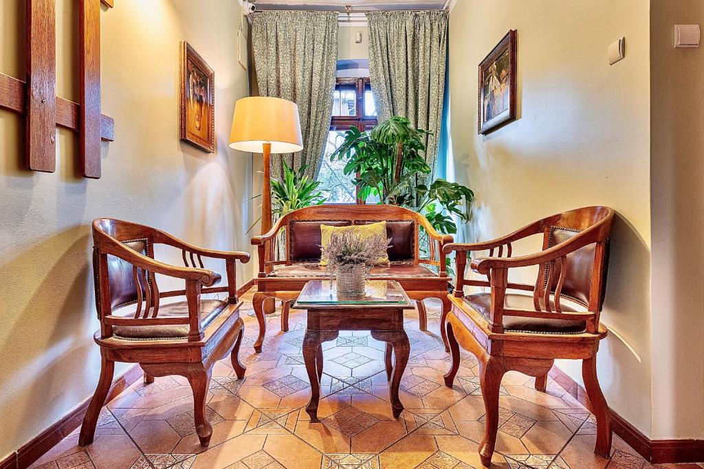 salon z dwoma krzesłami i stołem w obiekcie REZYDENCJA MARIA Karpacz w mieście Karpacz