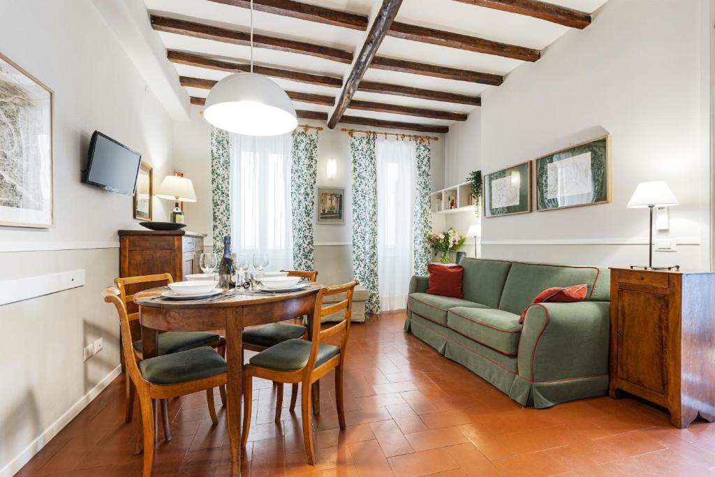 uma sala de estar com uma mesa e um sofá em Rome as you feel - Piazza dei Satiri apartments em Roma