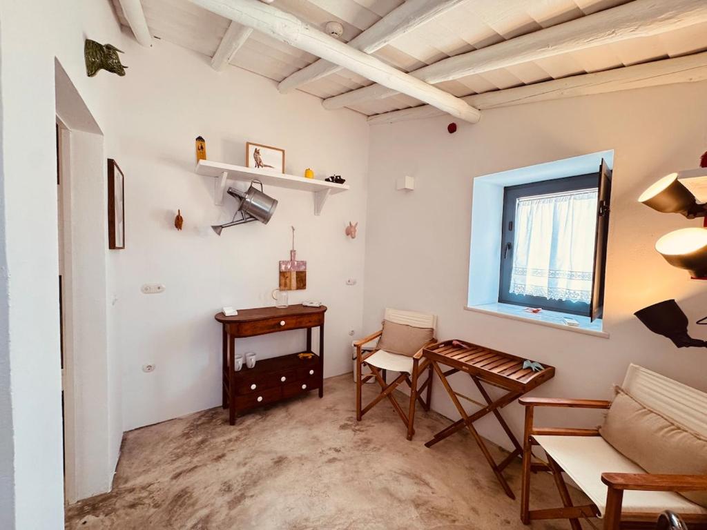 a living room with a couch and a table at Casinha do Largo - Casas da Amieira in Amieira