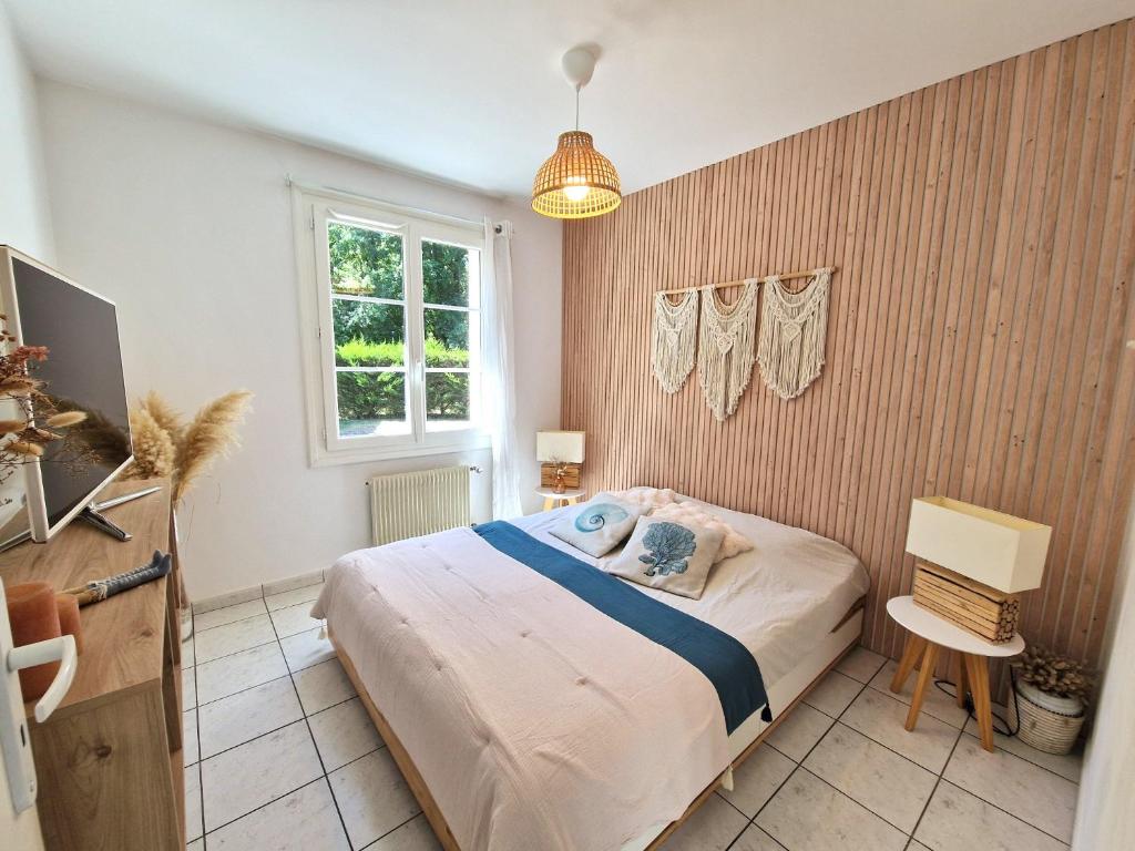 a bedroom with a bed and a window at Appartement proche de l'aéroport de Nantes in Saint-Aignan-Grand-Lieu