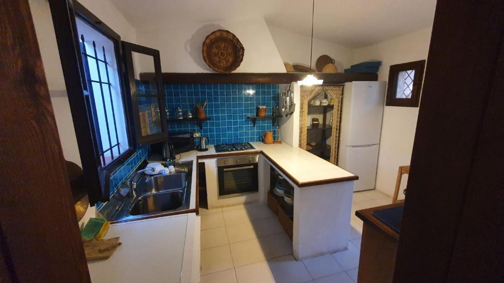 Kuchyňa alebo kuchynka v ubytovaní Villa con discesa privata a mare