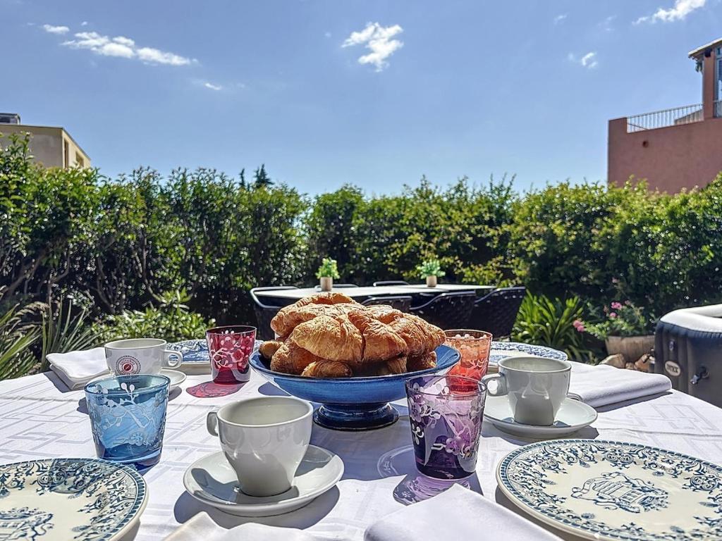 Φαγητό σε αυτό το διαμέρισμα ή κάπου εκεί κοντά