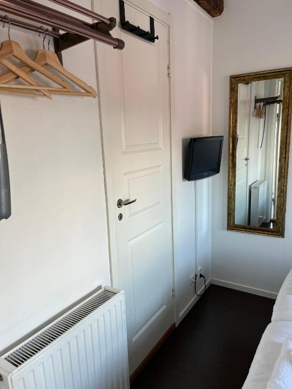 TV a/nebo společenská místnost v ubytování Grännagården Hotell och Restaurang