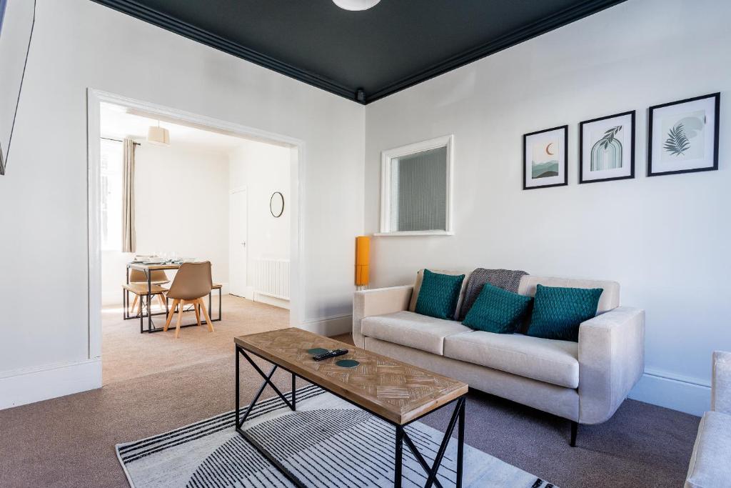 een woonkamer met een bank en een tafel bij Ideal 3br For Contractors & Families, Stockton in Stockton-on-Tees