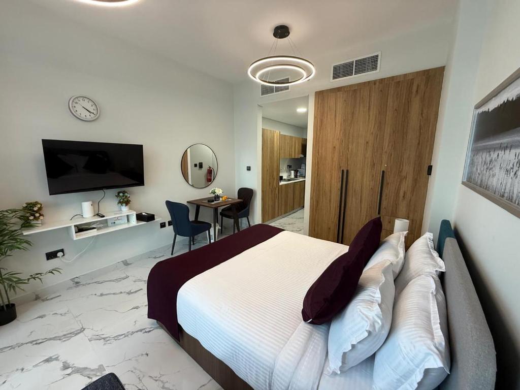 TV/trung tâm giải trí tại Central Stay Studio Apartment near Cleveland and Abu Dhabi Mall