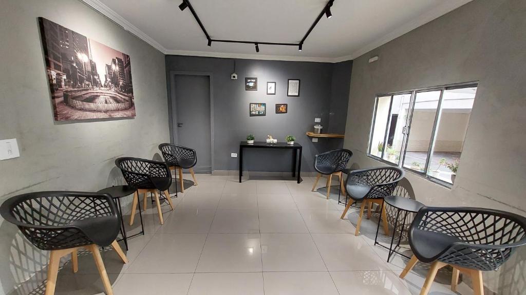 a waiting room with chairs and a table at HLN Hotel - Expo - Anhembi in São Paulo
