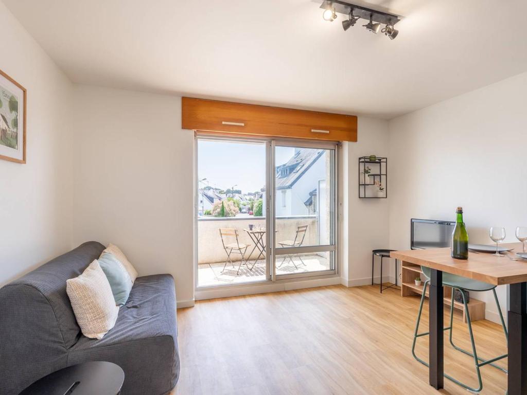 un salon avec un canapé et une table dans l'établissement Charmant studio rénové à Carnac, proche plage - FR-1-477-263, à Carnac