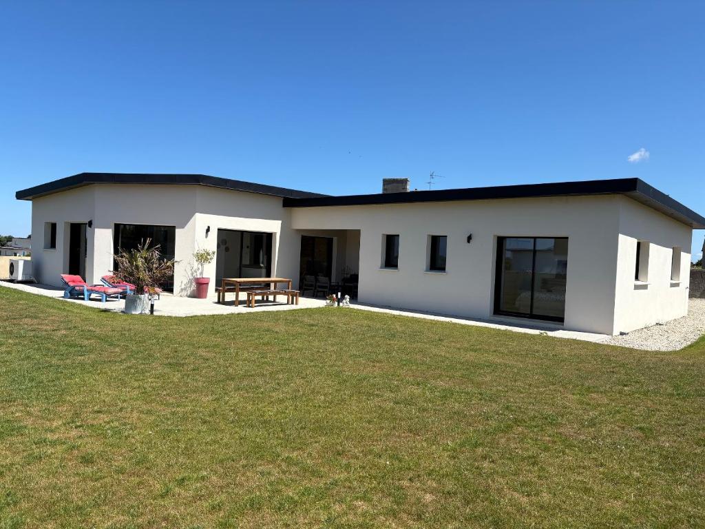 une maison avec une grande cour devant elle dans l'établissement Maison neuve 4 chambres, à Cléder