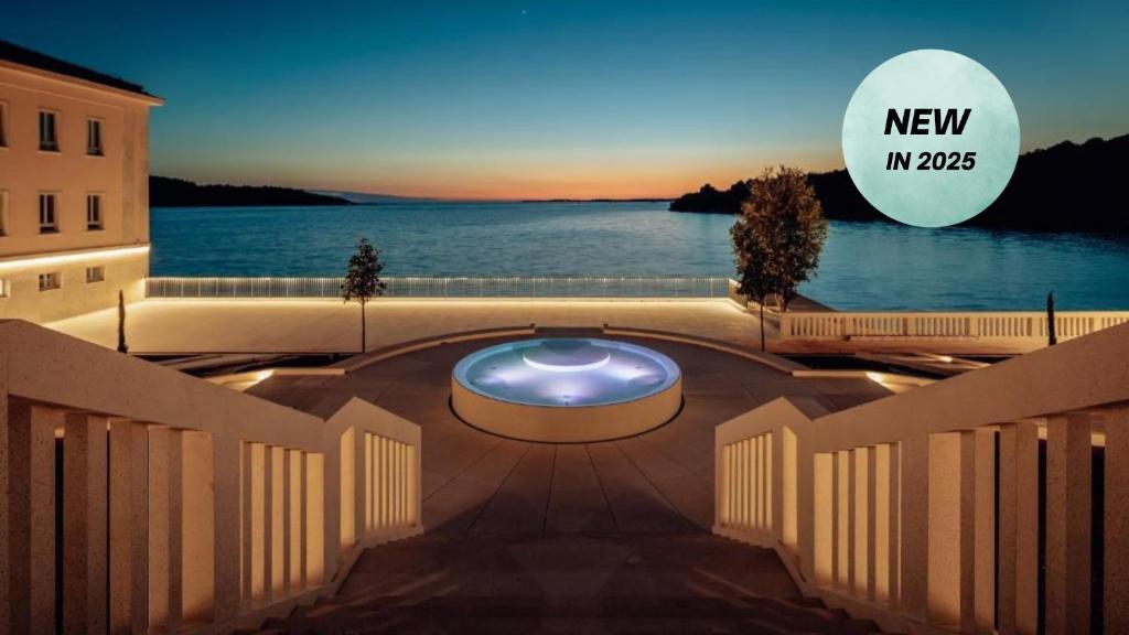 Blick auf ein Gebäude mit Blick auf das Wasser in der Unterkunft Monumenti Heritage Hotel&Resort in Pula