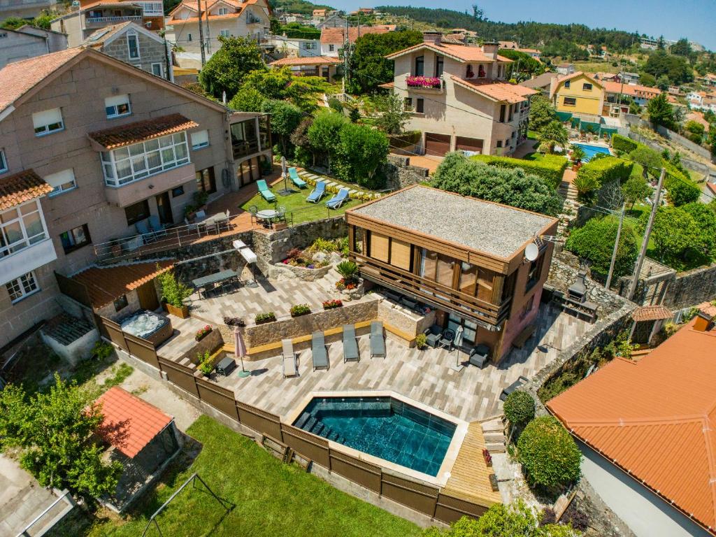 widok z lotu ptaka na dom z basenem w obiekcie Casa Vila do mar w mieście Baiona