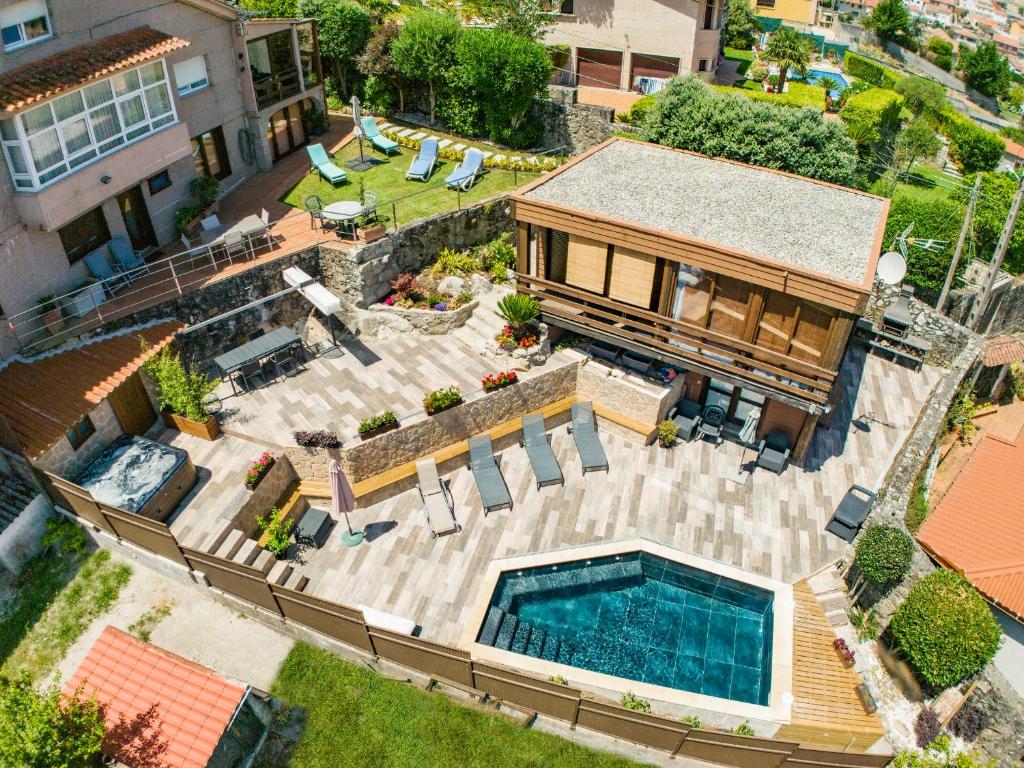 widok z lotu ptaka na dom z basenem w obiekcie Casa Vila do mar w mieście Baiona