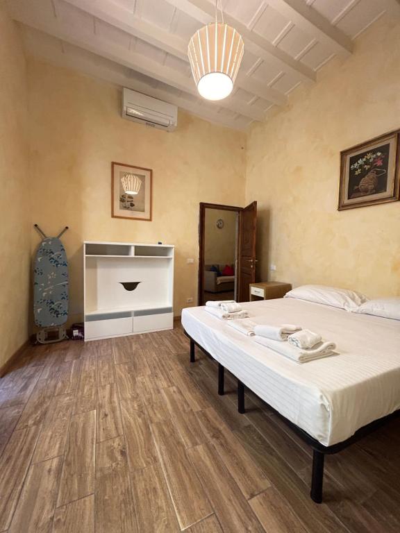 Postel nebo postele na pokoji v ubytování Leonardo's Signoria Flat by FlorenceHospitality