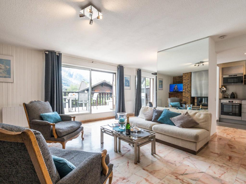 un salon avec un canapé, des chaises et une table dans l'établissement Grand appartement avec terrasse face au Mont-Blanc, parking et WiFi - FR-1-343-173, à Chamonix-Mont-Blanc