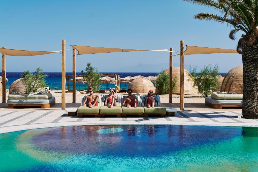 Bazén v ubytování Myconian Sunrise Relais & Chateaux Hotel nebo v jeho okolí