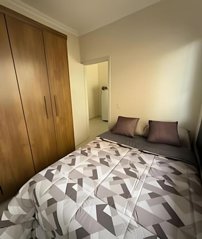 ein Schlafzimmer mit einem großen Bett in einem Zimmer in der Unterkunft Apto funcional e bem equipado in Maringá