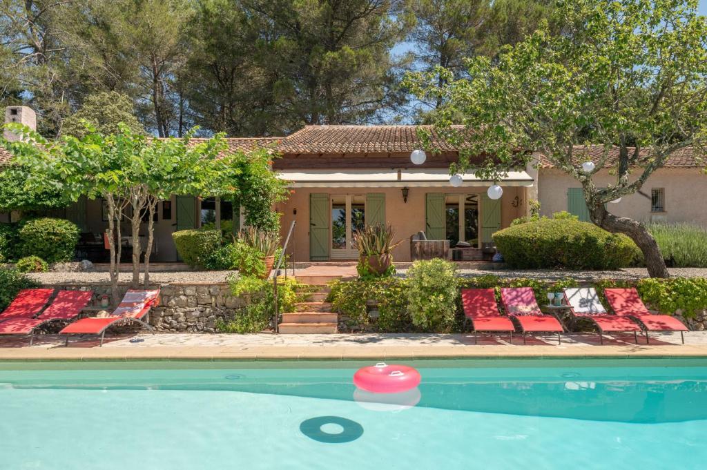 une maison avec une piscine avec un frisbee rouge dans l'établissement Mas de Charles, à Lorgues