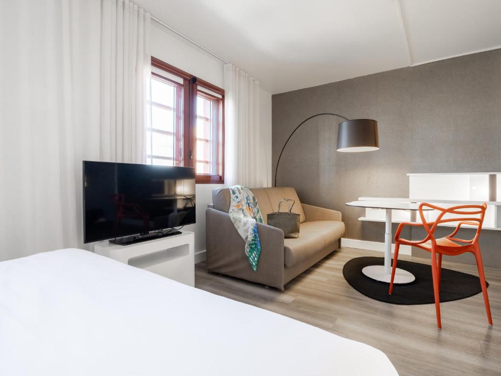 Телевизор и/или развлекательный центр в Novotel Suites Perpignan Centre