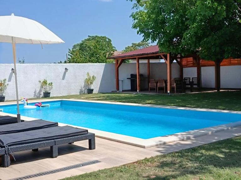 Bazén v ubytování House Nina nebo v jeho okolí