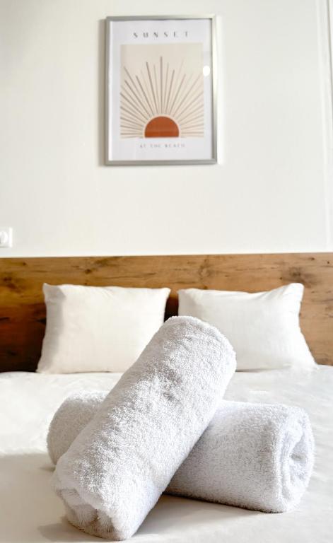 deux serviettes sur un lit dans une chambre dans l'établissement Studio B2 - Centre-Ville Meaux - Proche Disneyland, à Meaux