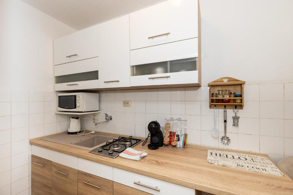 Kuchyňa alebo kuchynka v ubytovaní tiho's apartments
