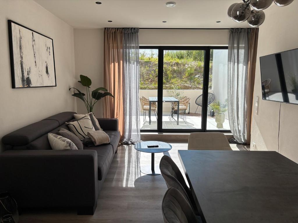 a living room with a couch and a table at Moderne Ferienwohnung Ravensburg in Ravensburg