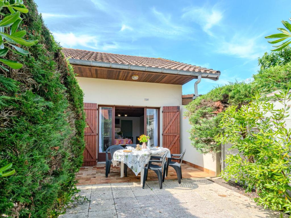 ミミザン・プラージュにあるHoliday Home Sicard-5 by Interhomeの家の中庭のテーブルと椅子