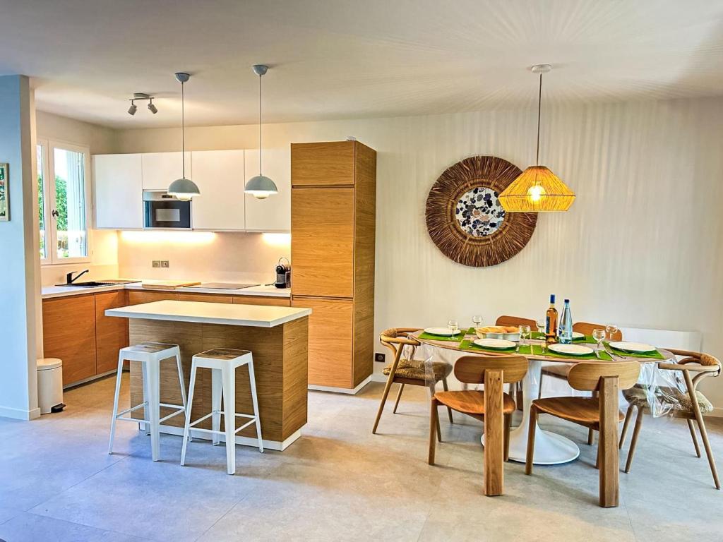 une cuisine et une salle à manger avec une table et des chaises dans l'établissement Holiday Home Les Restanques Golfe Saint Tropez-6 by Interhome, à Grimaud