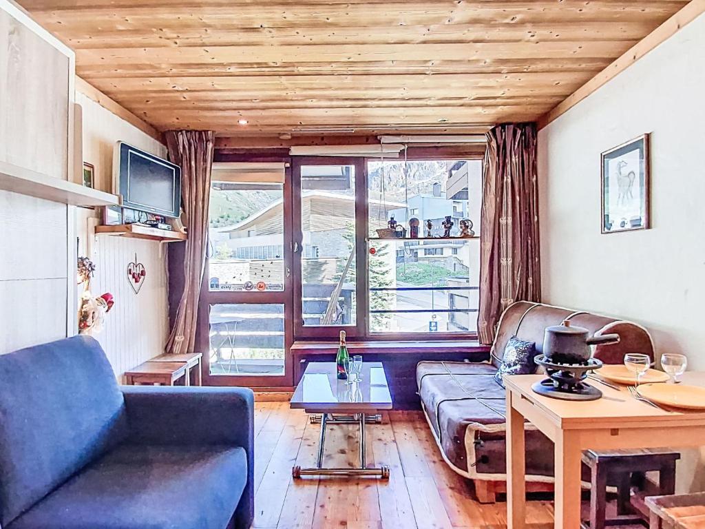 un salon avec un canapé et une table dans l'établissement Studio Les Moutières B1 et B2 - Val Claret-25 by Interhome, à Tignes