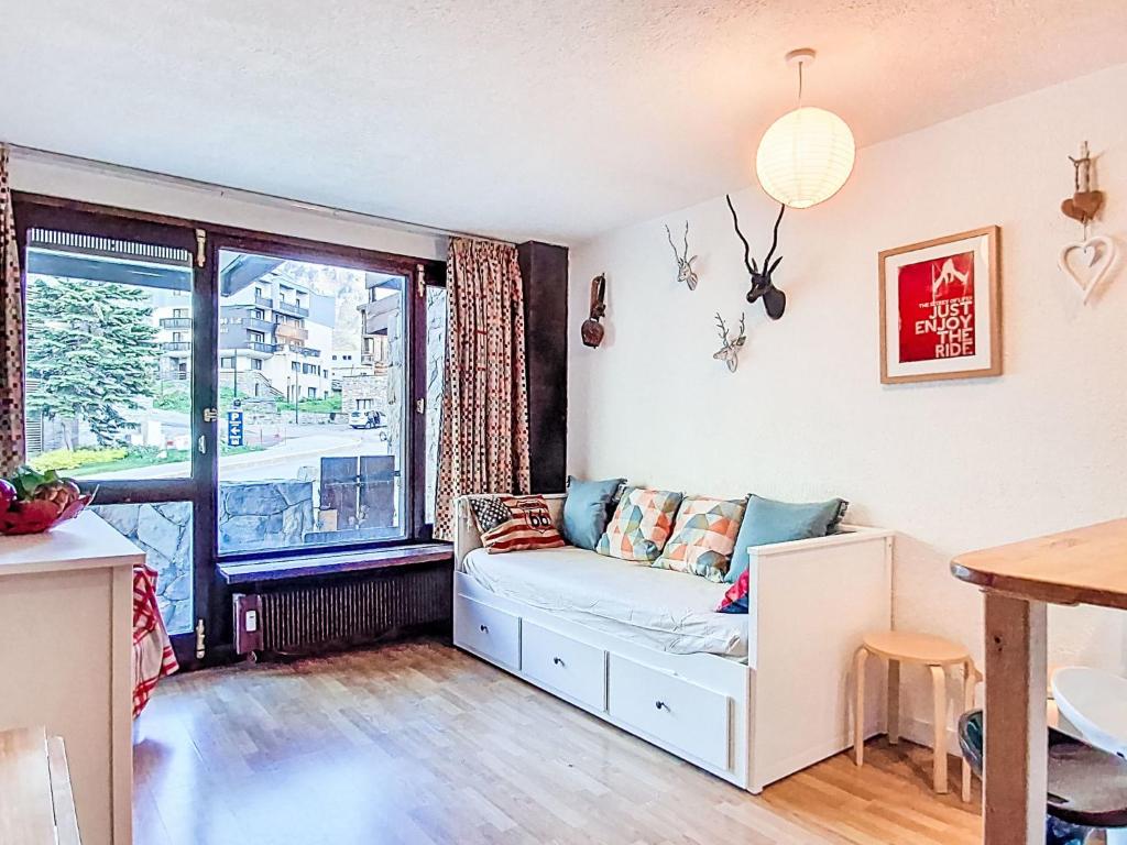 un salon avec un canapé et une fenêtre dans l'établissement Studio Les Moutières B1 et B2 - Val Claret-26 by Interhome, à Tignes