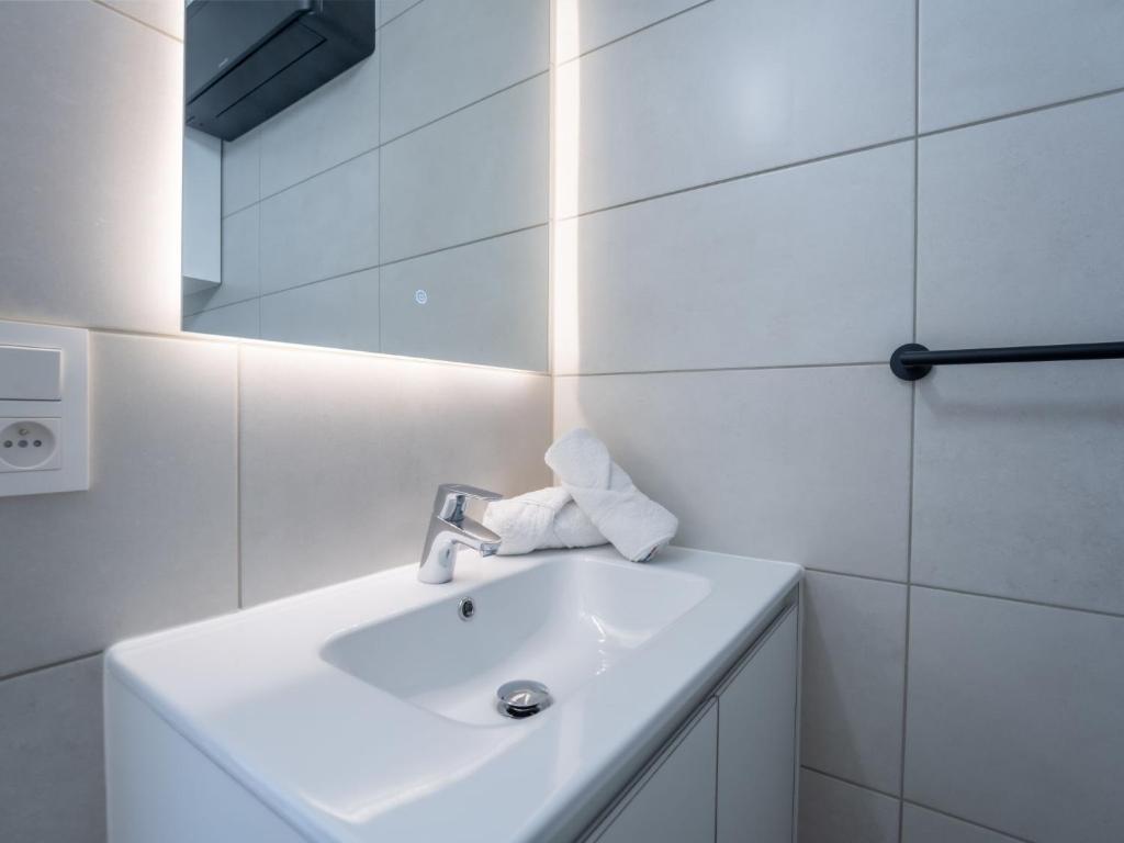 Koupelna v ubytování Studio Studio Zeezicht by Interhome