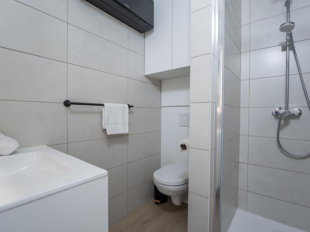 Koupelna v ubytování Studio Studio Zeezicht by Interhome