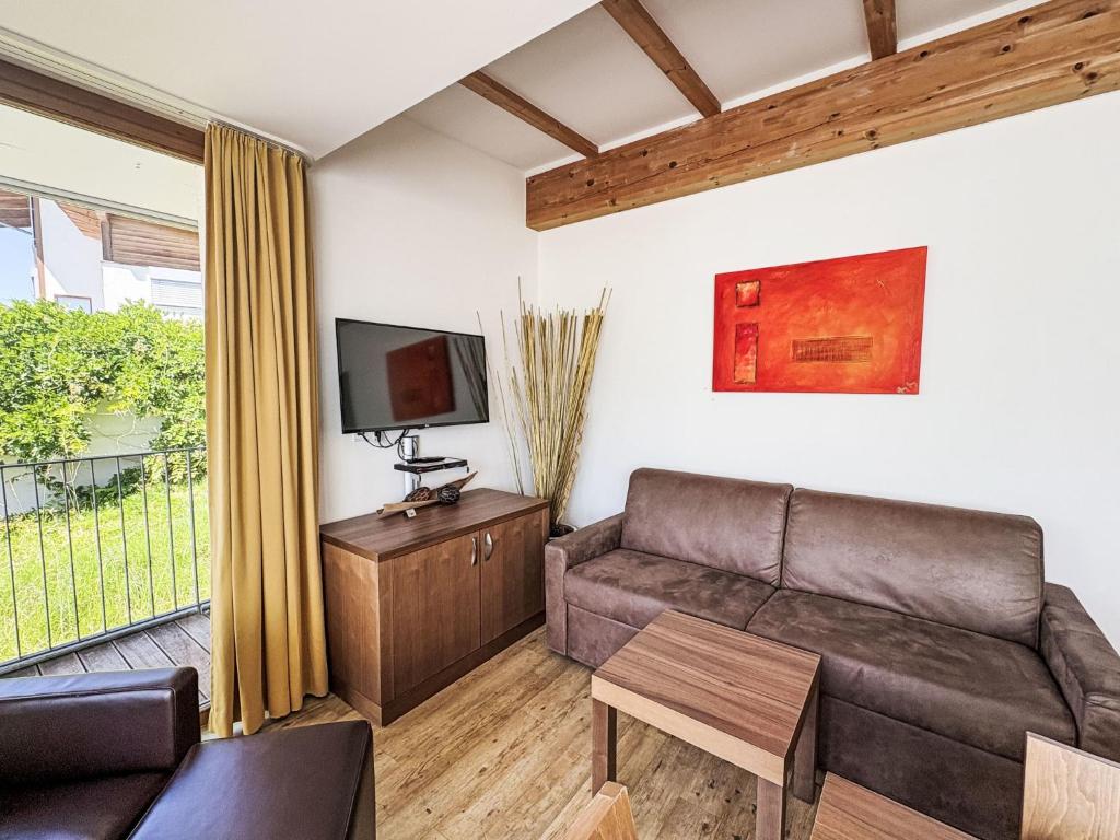 Televízia a/alebo spoločenská miestnosť v ubytovaní Apartment Emma-5 by Interhome