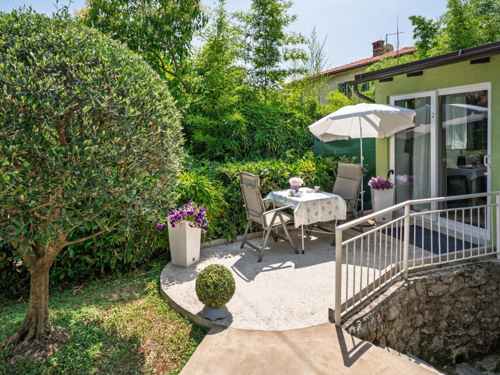 En have udenfor Holiday Home Villa Nika Studio by Interhome