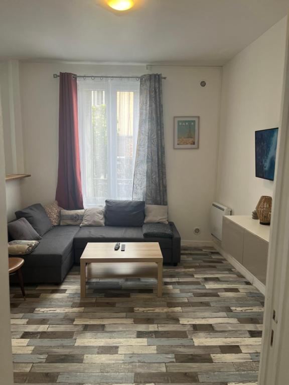 Ein Sitzbereich in der Unterkunft Good Paris Roissy CDG