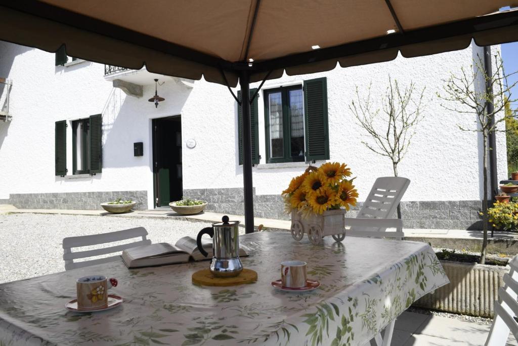 Patio alebo iná vonkajšia časť ubytovania Cascina Riva