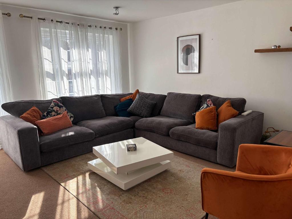 Χώρος καθιστικού στο WS10 Contractor House 3 Bed 3 Bath with Parking