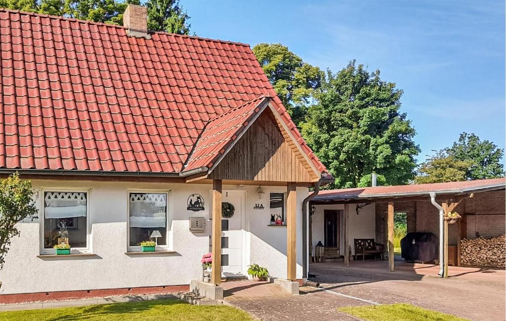 una casa con tetto rosso e patio di Amazing Home In Breesen Ot Kalübbe 