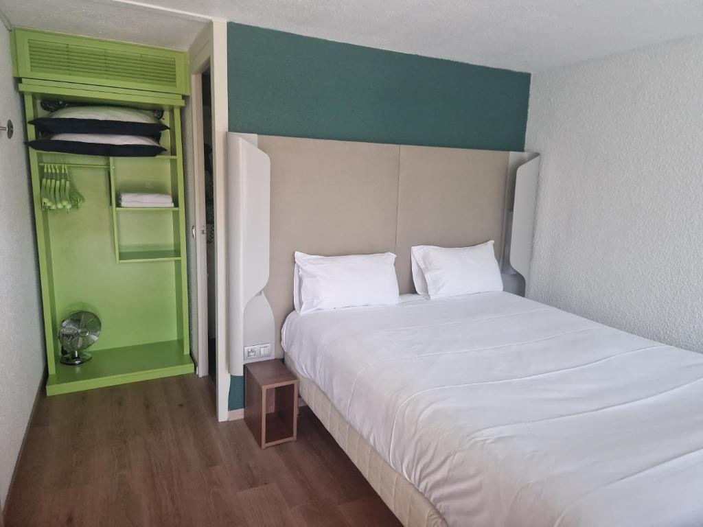 Postel nebo postele na pokoji v ubytování Campanile Saint Quentin