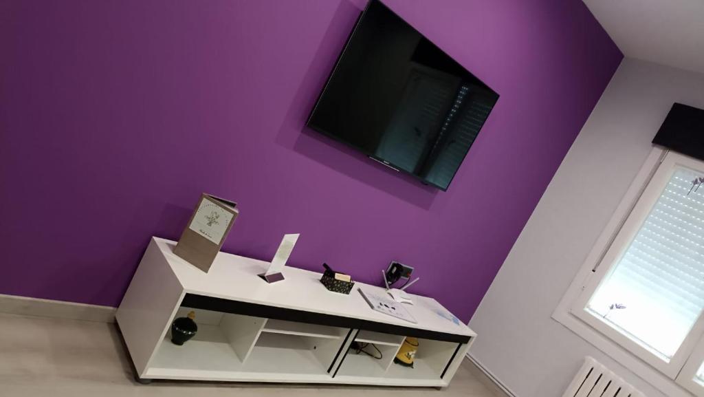 Televízia a/alebo spoločenská miestnosť v ubytovaní Apartamentos Monte do Limo