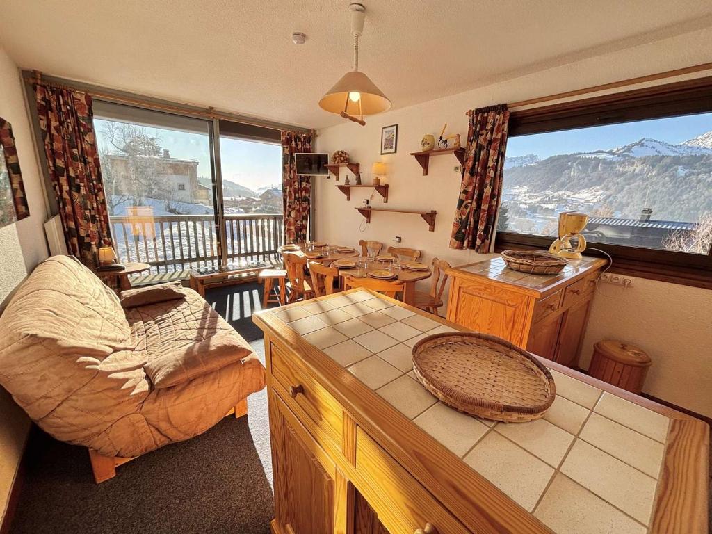 - un salon avec vue sur la montagne dans l'établissement Appartement 3 pièces, 8 pers., balcon, piscine, au pied des pistes - Notre-Dame-de-Bellecombe - FR-1-595-6, à Notre-Dame-de-Bellecombe