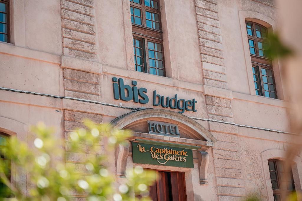 un bâtiment avec un panneau indiquant un bâtiment de bus dans l'établissement ibis budget Marseille Vieux Port, à Marseille