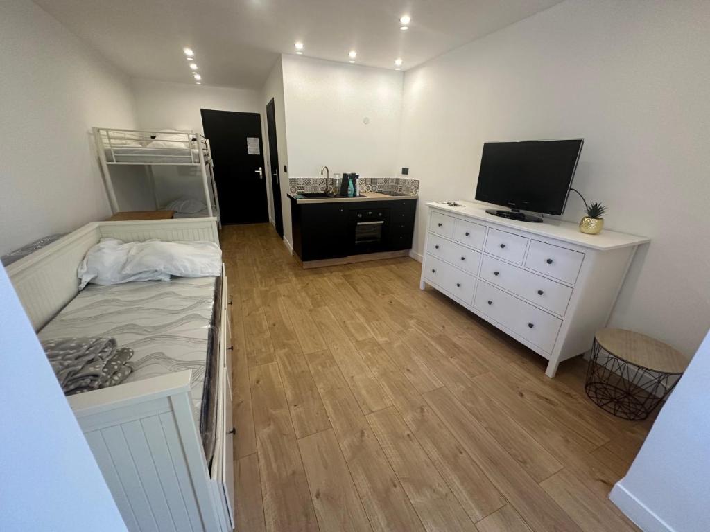 a bedroom with a bed and a tv on a dresser at Sublime Sanary plage in Sanary-sur-Mer