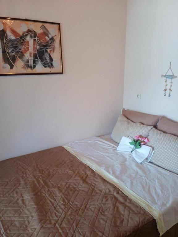 a bed in a bedroom with a picture on the wall at Ελένη in Iraklitsa