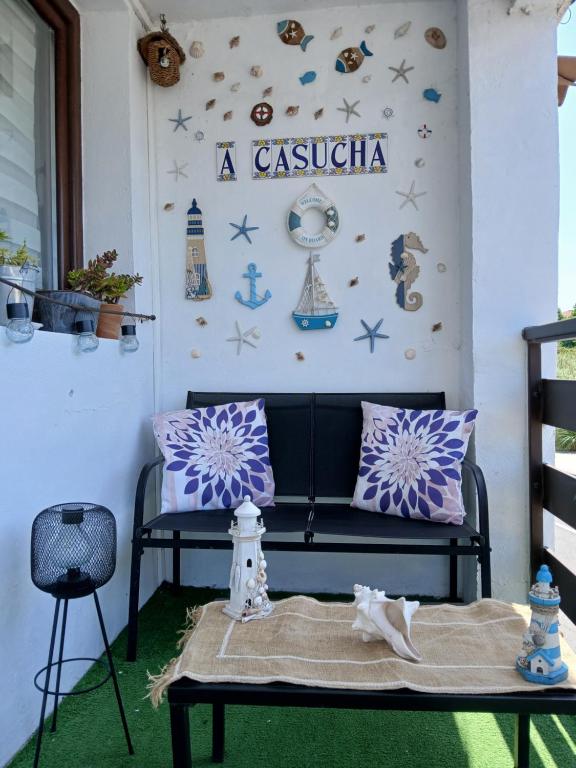 a room with a bench and a sign on the wall at La Casucha junto al mar in Vilagarcia de Arousa