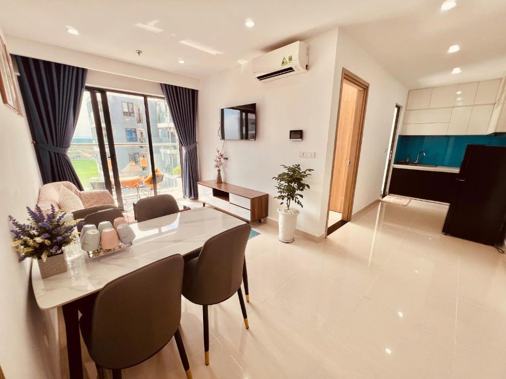 a living room with a dining table and chairs at NhiNhi Homestay in Thôn Văn Dương