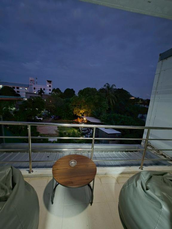 Balkón nebo terasa v ubytování ILOFT Hostel Phuket