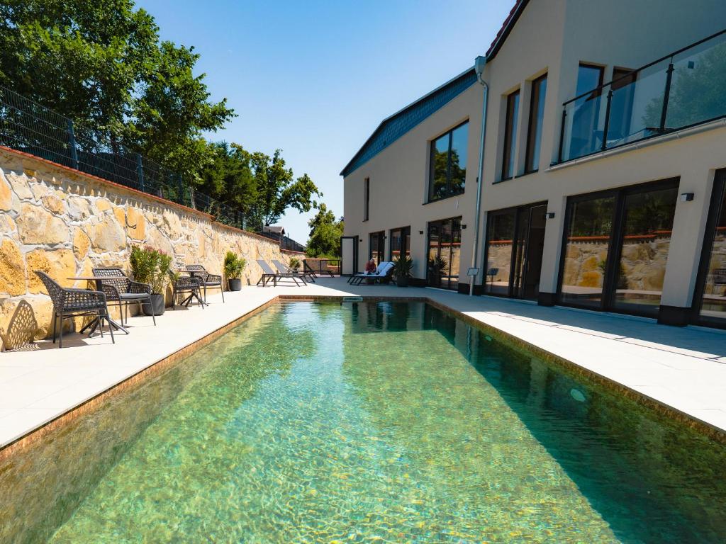 Bazén v ubytování Bernstein Acamed Resort nebo v jeho okolí